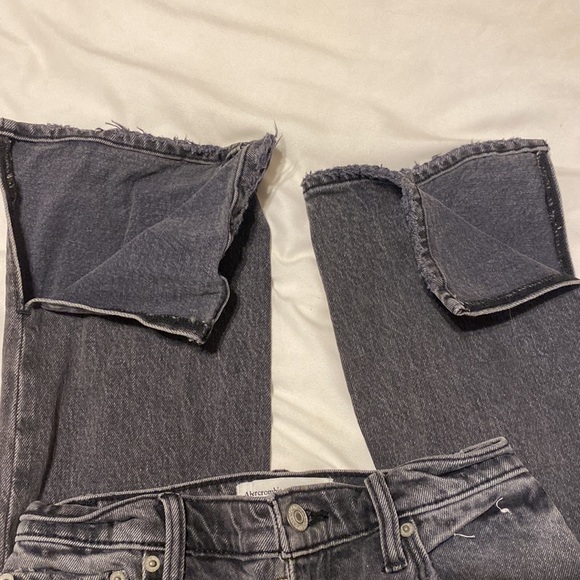Abercrombie & Fitch 90s Straight Ultra High Rise Jeans w/ slits - Picture 4 of 6